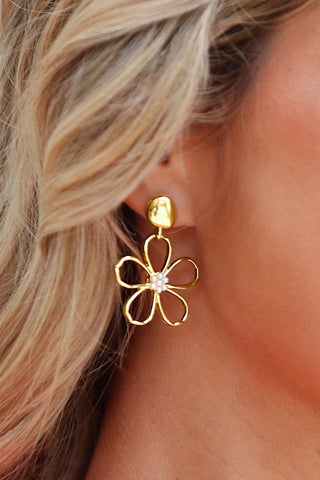 Flower Cut Out Pearl Decor Stud Earrings