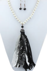 Pearl Glitter Tassel Necklace